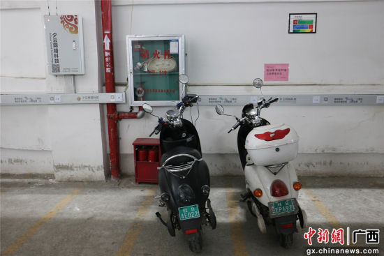 柳州市窯埠古鎮(zhèn)地下停車場(chǎng)的電動(dòng)車充電區(qū)。謝耘 攝