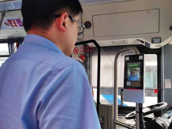 公交車用上人臉識(shí)別：刷臉測(cè)溫、無(wú)感通行，這樣的乘車體驗(yàn)爆贊